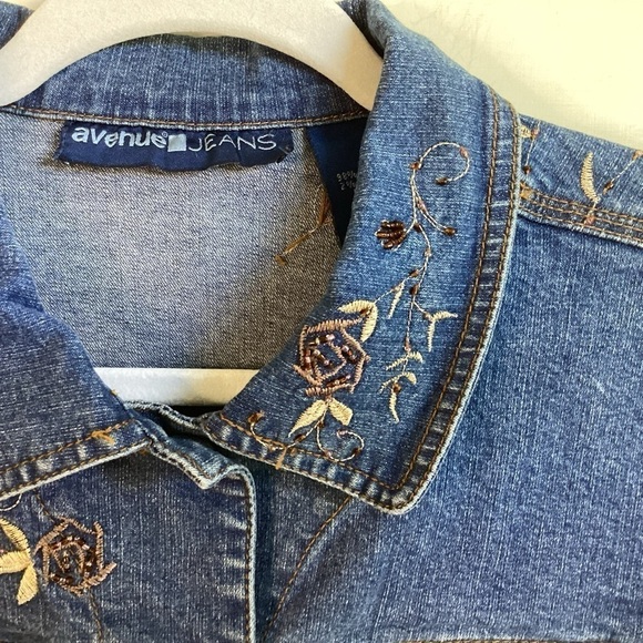 Avenue Jeans Women’s Denim Jacket With Embroidery And Beading. Size 14/16 - Picture 4 of 9